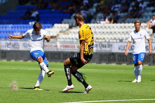 Norrköpings Simon Thern gör mål 1-0 och Häckens Johan