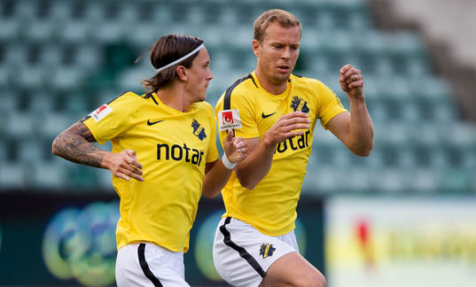s Kristoffer Olsson och Per Karlsson värmer upp innan