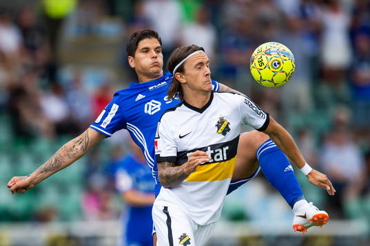 s Kristoffer Olsson i kamp om bollen