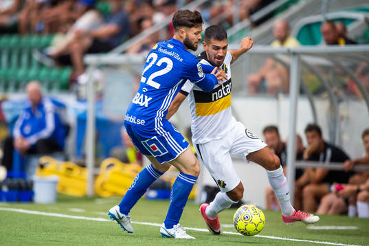 s Stefan Silva i kamp om bollen