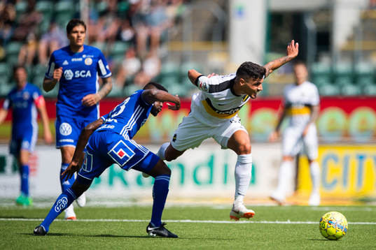 s Stefan Silva i kamp om bollen