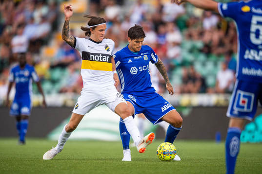 s Kristoffer Olsson och Sundsvalls David Batanero i kamp om