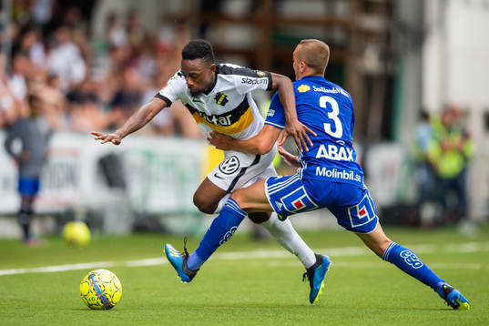 s Heradi Rashidi i kamp om bollen med Sundsvalls Dennis