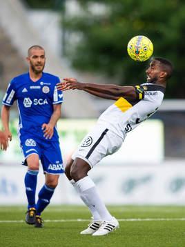 s Henok Goitom tar ner bollen