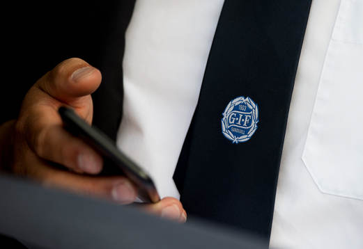 Sundsvalls sportchef Urban Hagblom har ett klubbemblem på