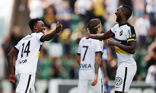 s Heradi Rashidi  och AIK:s Henok Goitom jublar