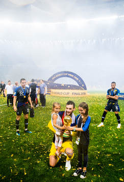 Goalkeeper Hugo Lloris of France celebrate with the trophy