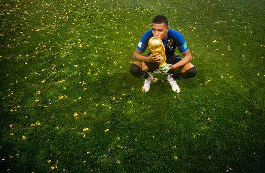 Kylian Mbappe of France celebrate with the trophy