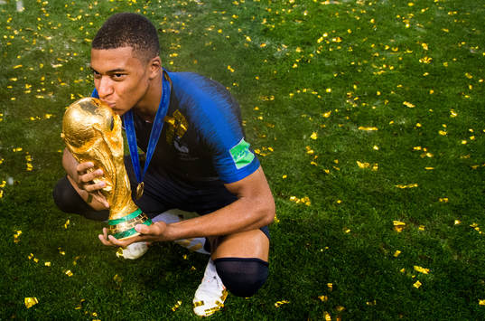 Kylian Mbappe of France celebrate with the trophy