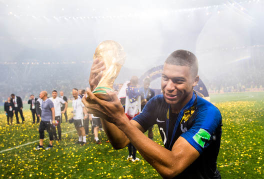Kylian Mbappe of France celebrate with the trophy