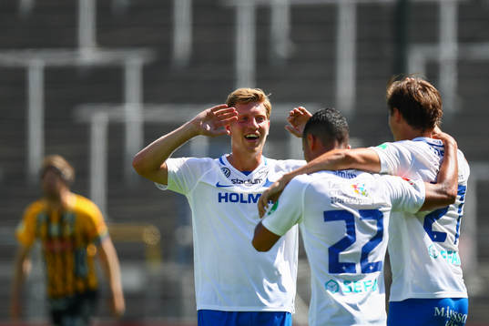 Norrköpings Alexander Fransson jublar med Ian Smith och