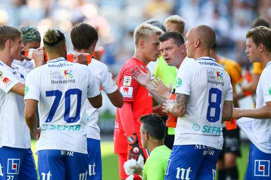 Norrköpings tränare Jens Gustafsson (mitten) instruerar