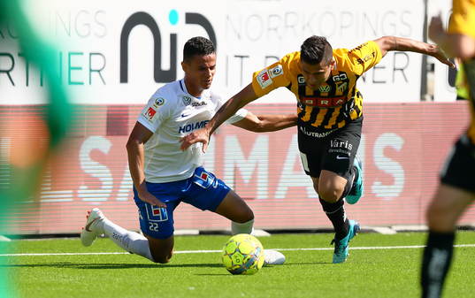 Norrköpings Ian Smith   fälld av Häckens Paulinho