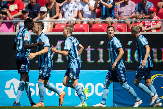 Djurgårdens Jonathan Augustinsson jublar med lagkamrater