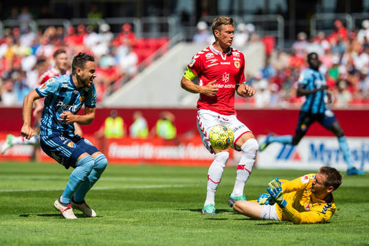 Djurgårdens Dzenis Kozica med läge mot Kalmars Viktor Elm