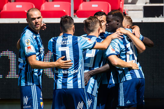 Djurgårdens Jonathan Augustinsson jublar emd lagkamrater