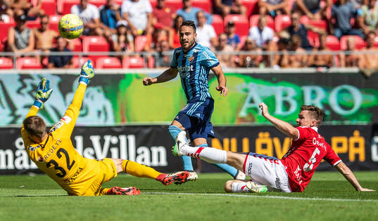Djurgårdens Dzenis Kozica och Kalmars målvakt Lucas