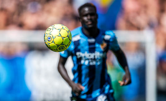 Närbild på en fotboll