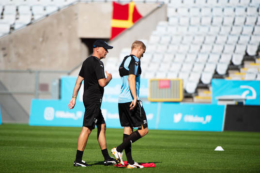 tränare Uwe Rösler diskuterar med Franz Brorsson