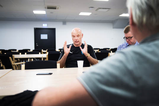 tränare Uwe Rösler innan en fotbollsträning med Malmö FF