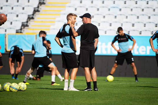 Rasmus Bengtsson diskuterar med tränare Uwe Rösler