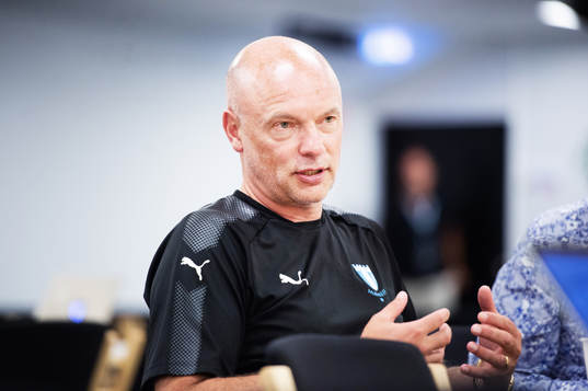 tränare Uwe Rösler innan en fotbollsträning med Malmö FF
