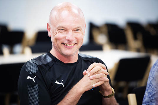 Tränare Uwe Rösler innan en fotbollsträning med Malmö FF
