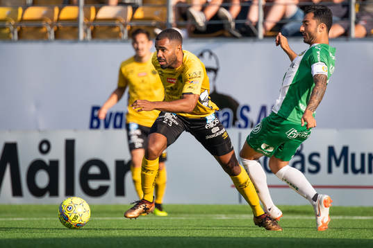 Elfsborgs Alex Dyer och Hammarbys Jiloan Hamad i kamp om