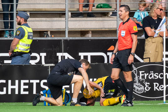 Elfsborgs Stefan Ishizaki får behandling av fysioterapeut