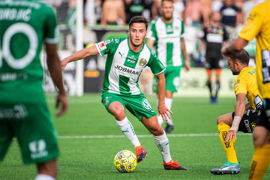 Hammarbys Jeppe Andersen driver bollen