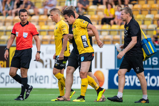 Elfsborgs Stefan Ishizaki får hjälp av plan med ett