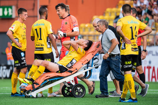 Elfsborgs Stefan Ishizaki körs ut på bår med ett lindat