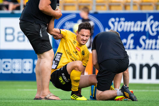 Elfsborgs fysioterapeut Lars Göthfelt hjälper Stefan