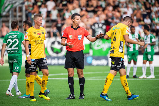 Domare Bojan Pandzic mellan Elfsborgs Joakim Nilsson och