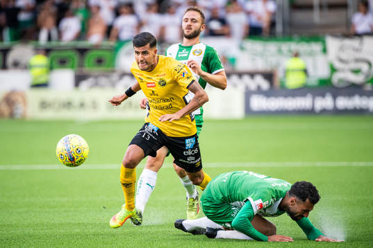 Elfsborgs Rami Kaib i kamp om bollen med Hammarbys Imad