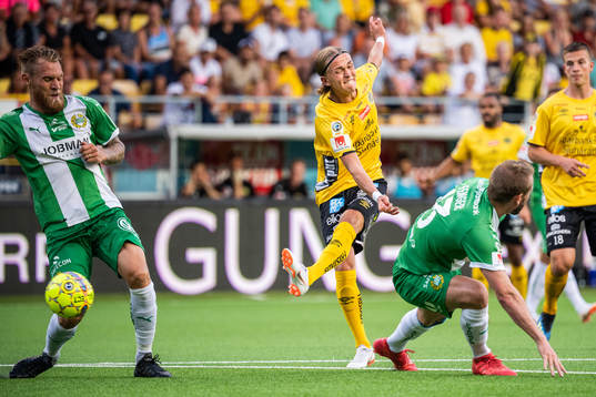 Elfsborgs Jesper Karlsson skjuter förbi Hammarbys Mads