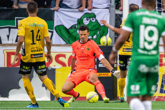 Elfsborgs målvakt Kevin Stuhr Ellegaard räddar ett skott