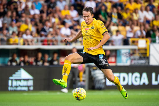 Elfsborgs Viktor Prodell driver bollen
