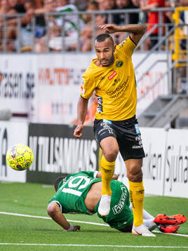 Elfsborgs Issam Jebali går förbi Hammarbys Serge-Junior
