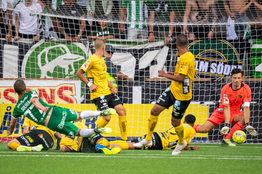 Elfsborgs målvakt Kevin Stuhr Ellegaard räddar ett skott