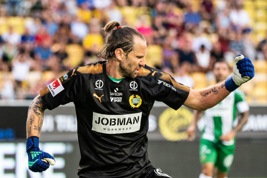 Hammarbys målvakt Johan Wiland jublar