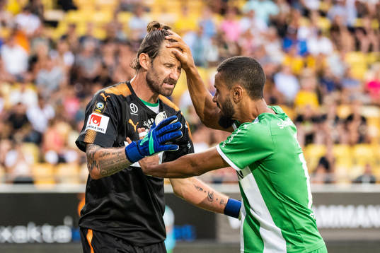 Hammarbys målvakt Johan Wiland jublar med Ibrahim Dresevic