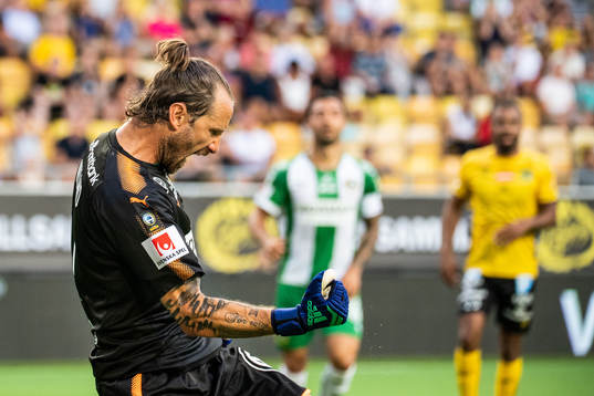 Hammarbys målvakt Johan Wiland jublar