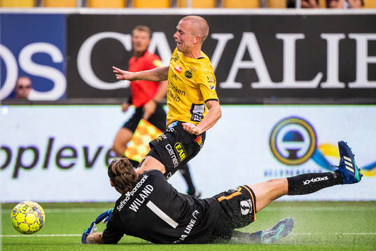 Hammarbys målvakt Johan Wiland fäller Daniel Gustavsson