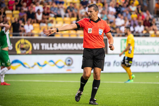Domare Bojan Pandzic dömer straff för Elfsborg