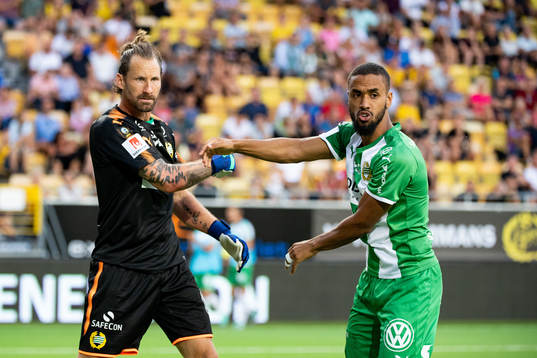 Hammarbys målvakt Johan Wiland och Junes Barny jublar