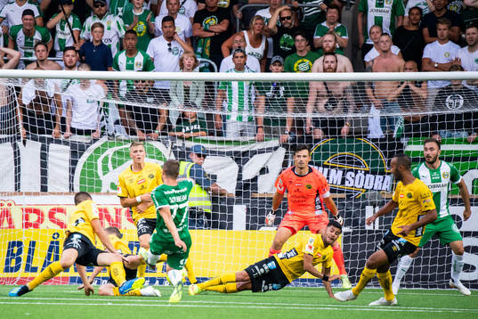 Elfsborgs försvarare täcker skott av Hammarbys Mats
