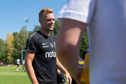 s Sebastian Larsson pratar med supportrar