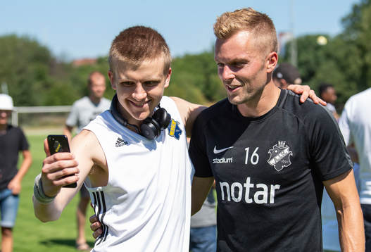 Bläddra bland fler bilder av Fotboll, AIK,  Sebastian Larssons första träning med laget