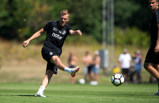 s Sebastian Larsson